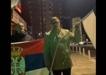 Politikani serb del me flamuj rusë e serbë në jug të Mitrovicës, një shqiptar ia merr flamujt prej veturës