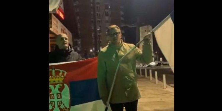 Politikani serb del me flamuj rusë e serbë në jug të Mitrovicës, një shqiptar ia merr flamujt prej veturës