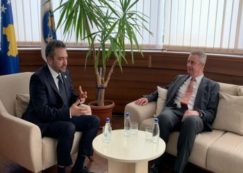 Ambasadori britanik takon kreun e KQZ-së, e përgëzon për procesin zgjedhor