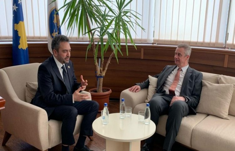 Ambasadori britanik takon kreun e KQZ-së, e përgëzon për procesin zgjedhor