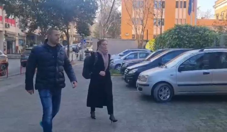 Ajola Xoxa shkon në SPAK për masën e “detyrimit të paraqitjes”