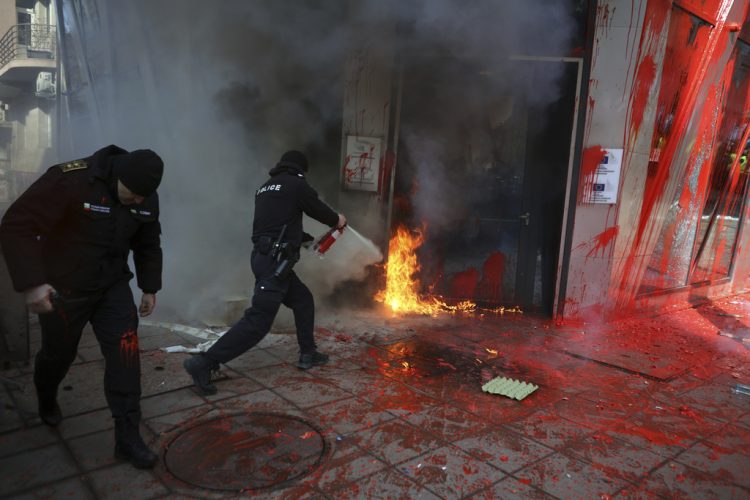 Protestuesit bullgarë anti-euro hedhin molotov në zyrën e BE-së në Sofje, reagon von der Leyen