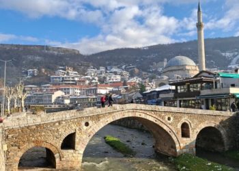 Turistë nga Shqipëria e Spanja në Prizren, qyteti me histori dhe bukuri natyrore