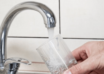 Banorët e Cërnillës në krizë uji: Shkolla rrezikon mbylljen (VIDEO)