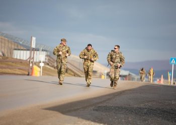 Ushtarët e KFOR-it marshojnë në Kampin Bondsteel