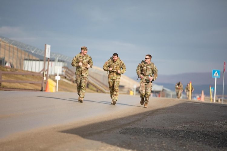 Ushtarët e KFOR-it marshojnë në Kampin Bondsteel