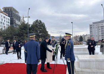 Pas Rugovës, Kurti e Osmani bëjnë homazhe tek varri i Demaçit