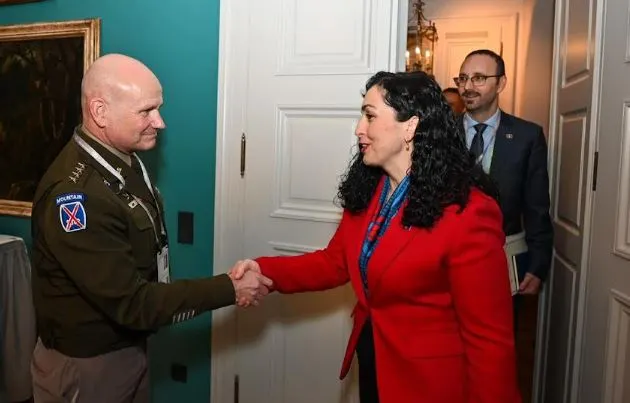 Presidentja Vjosa Osmani takohet me zyrtarin e lartë të NATO-s