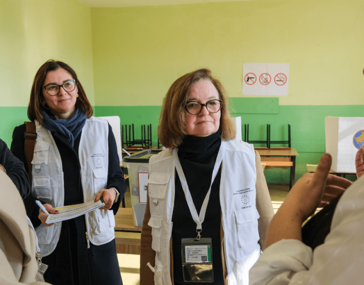 Shefja e misionit monitorues të BE-së shkon në Graçanicë, vëzhgon nga afër procesin zgjedhor