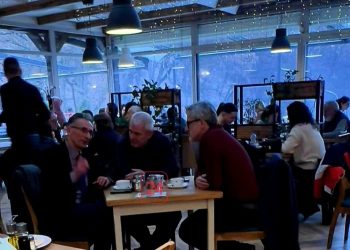 Ministri Xhelal Sveçla dhe kandidati për deputet Hysamedin Feraj shijojnë çajin në Gërmi