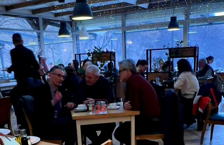 Ministri Xhelal Sveçla dhe kandidati për deputet Hysamedin Feraj shijojnë çajin në Gërmi