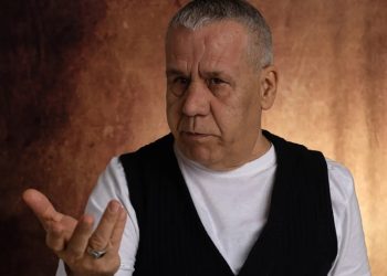 Në Kosovë më të paguar janë ata që publikisht e shajnë Albin Kurtin?!