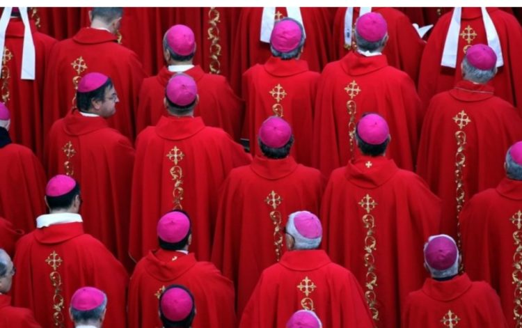 Çfarë do të ndodhë nëse Papa Françesku vdes? Nga zia te “tymi i bardhë”