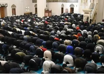 Besimtarët myslimanë falën teravinë e parë në vendet e Ballkanit