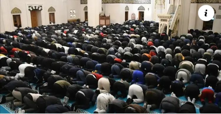 Besimtarët myslimanë falën teravinë e parë në vendet e Ballkanit