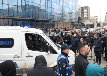Veliaj te GJKKO për masën e sigurisë, qindra mbështetës të kryebashkiakut para SPAK
