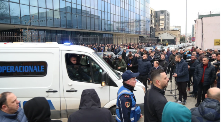 Veliaj te GJKKO për masën e sigurisë, qindra mbështetës të kryebashkiakut para SPAK