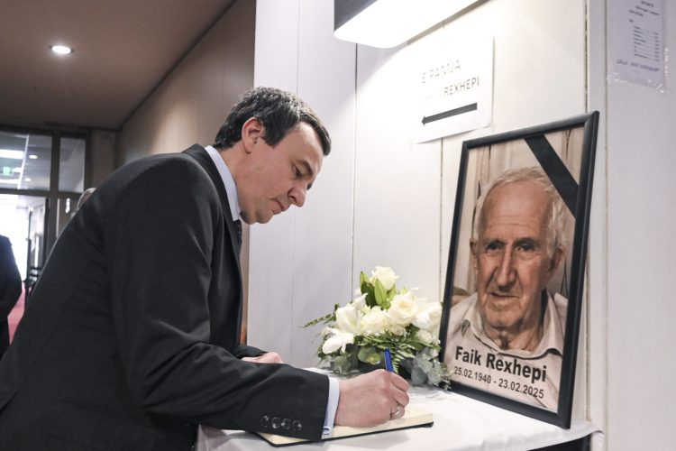 Kurti vizitoi për ngushëllime familjen Rexhepi