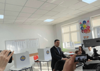 Lumir Abdixhiku voton, fton qytetarët për pjesëmarrje në zgjedhje