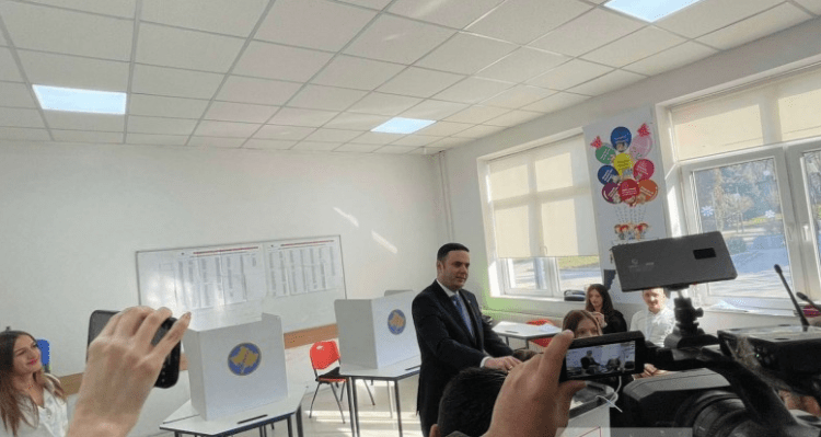 Lumir Abdixhiku voton, fton qytetarët për pjesëmarrje në zgjedhje