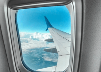 Dramë gjatë fluturimit: Një pasagjere lind fëmijën në aeroplan