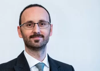 Ambasadori Ajeti publikon disa fjalime të politikanëve gjerman, urojnë popullin e Kosovës në 17-vjetorin e pavarësisë