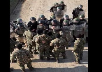 Ushtarët shqiptarë e italianë të KFOR-it stërviten për kontrollin e turmës