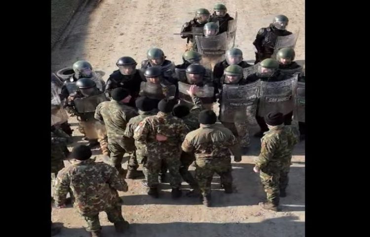 Ushtarët shqiptarë e italianë të KFOR-it stërviten për kontrollin e turmës