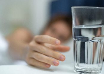 A duhet të pini ujë që ka qëndruar gjatë natës