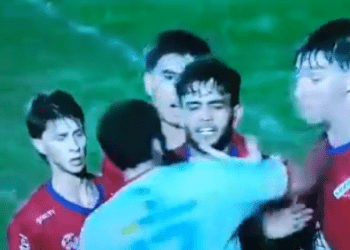 Një Mike Tyson edhe në futboll, godet me grusht kundërshtarin dhe e hedh pa ndjenja në tokë (Viedo)