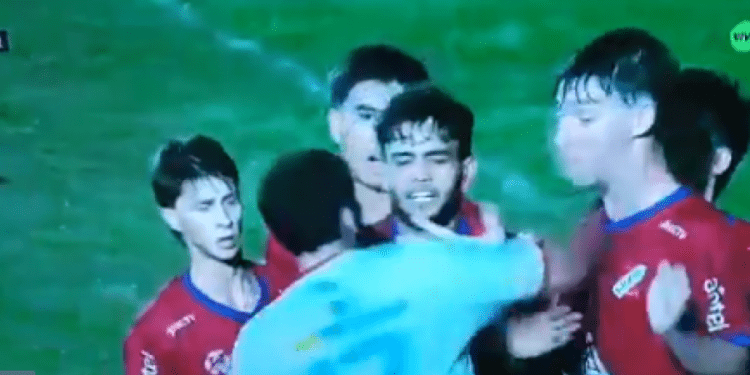 Një Mike Tyson edhe në futboll, godet me grusht kundërshtarin dhe e hedh pa ndjenja në tokë (Viedo)