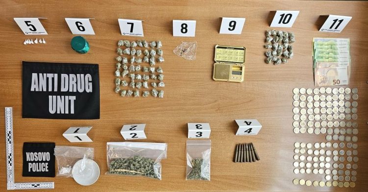Policia kryen kontroll në një shtëpi në Mitrovicë – sekuestron narkotikë dhe 1110 euro para të gatshme