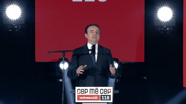 Kurti viziton Mitrovicën dhe Akrashticën, qëndron pranë bizneseve prodhuese dhe familjeve të dëshmorëve