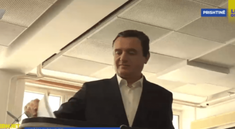 Albin Kurti hedh votën e tij