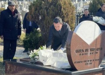 Kurti me anëtarë të VV-së bëjnë homazhe te v*arri i Arben Xheladinit në 18-vjetorin e v*dekjes së tij