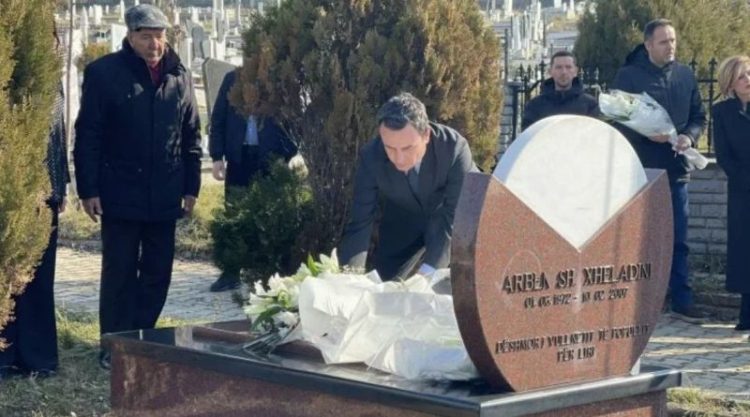 Kurti me anëtarë të VV-së bëjnë homazhe te v*arri i Arben Xheladinit në 18-vjetorin e v*dekjes së tij