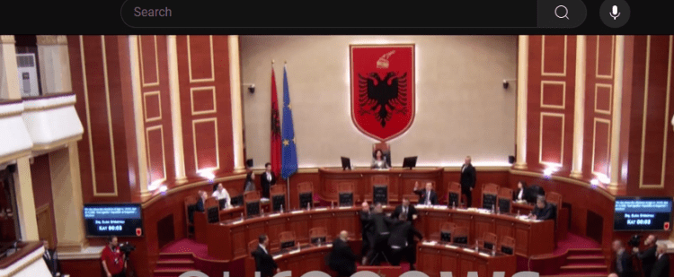 Përplasje fizike në Kuvend: Noka s*ulmon Ballën, e godet me shishe me ujë (Video)