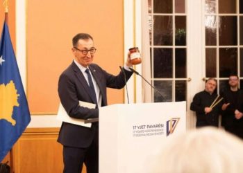 Ministri gjerman e merr një kavanoz me ajvar për 17 vjetorin e pavarësisë të prodhuar nga “Gratë e Krushës”