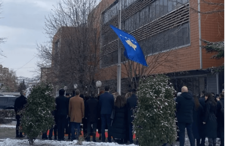Ngritja solemne e flamurit të Kosovës në Ditën e Pavarësisë (Video)