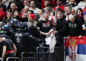 Policia gjermane largon banerat e tifozëve serbë që paraqisnin Kosovën si pjesë të Serbisë