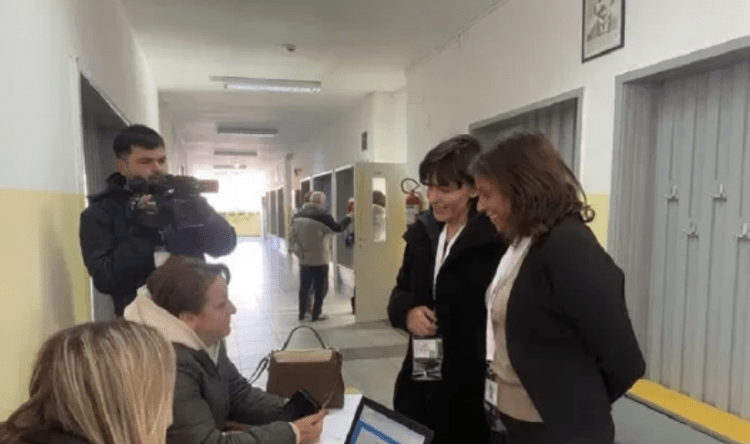 E ngarkuara me punë në ambasadën e SHBA-së po viziton një qendër votimi në veri