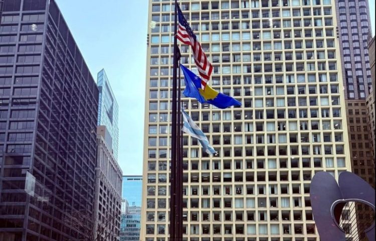 Për nder të 17-vjetorit të Pavarësisë, në Çikago u ngrit flamuri i Kosovës