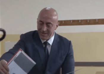 Voton Ramush Haradinaj, shoqërohet nga bashkëshortja dhe fëmijët