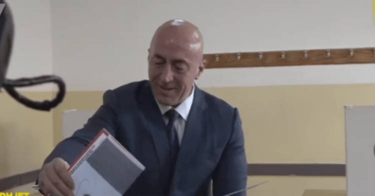Voton Ramush Haradinaj, shoqërohet nga bashkëshortja dhe fëmijët
