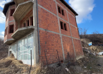61 objekte të vjetra në Prishtinë, banorët ndihen të rr*ezikuar përreth tyre