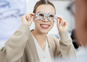 Keni vendosur të hiqni syzet optike? Ç’duhet të dini për metodën e ndërrimit të kristalinit