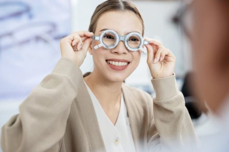 Keni vendosur të hiqni syzet optike? Ç’duhet të dini për metodën e ndërrimit të kristalinit