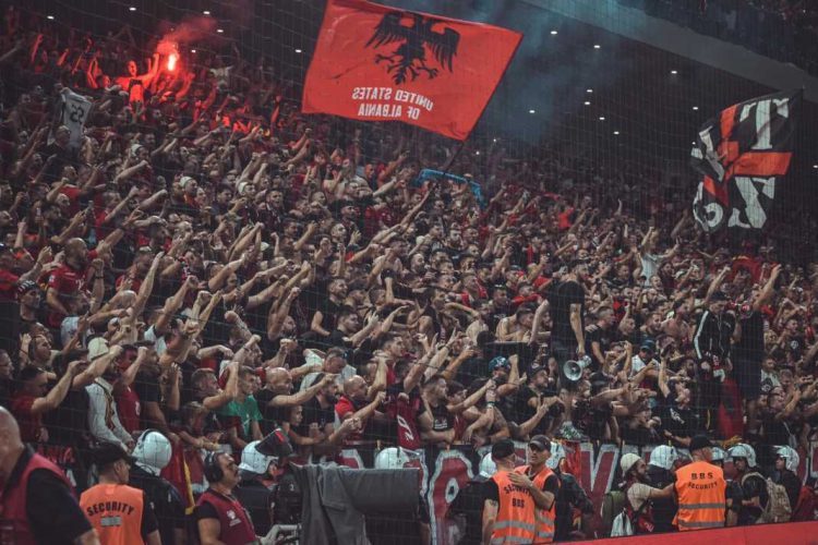 Euro 2027 me Serbinë, ‘Tifozat Kuq e Zi’: Gj*aku i mijëra dëshmorëve do t’ju m*allkojë