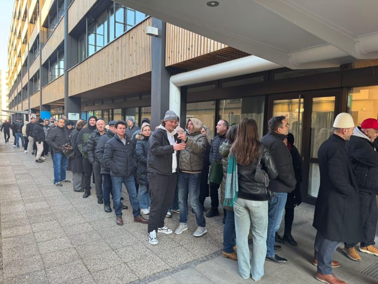 Ditë historike’ ambasadori Ajeti publikon pamjet nga votimi në ambasadat e Kosovës, Gjermani e Danimarkë