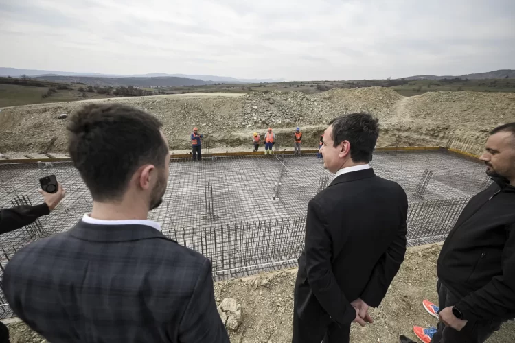 Kurti vizitoi punimet në Stadiumin e Atletikës në Novosellë
